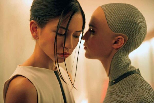 صحنه‌ای از فیلم زیبا و البته کمی ترسناک اکس ماکینا (Ex Machina 2014)