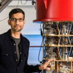 مدیرعامل گوگل Sundar Pichai در کنار یک کامپیوتر کوانتومی
