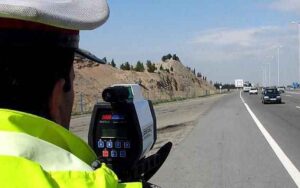 اختلاف بین چیزی که قانون میگوید باید باشد و چیزی که در واقعیت هست.