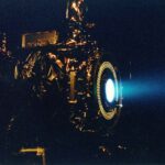 رانشگر یونی ۲/۳ کیلوواتی NSTAR که توسط ناسا برای فضاپیمای Deep Space 1 در آزمایشگاه پیشرانه جت (۱۹۹۹) ساخته شد.