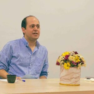 دِیداد در "سمپوزیوم فروردین ۰۴" لیگ_فلاسفه در حال سخنرانی در باب فلسفهی کاربردی.