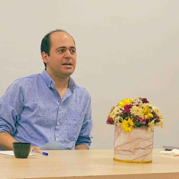 دِی‌داد در "سمپوزیوم فروردین ۰۴" لیگ_فلاسفه در حال سخنرانی در باب فلسفه‌ی کاربردی.