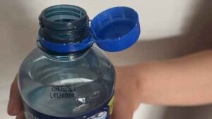 درب بطریهای پلاستیکی چسبیده به بطری