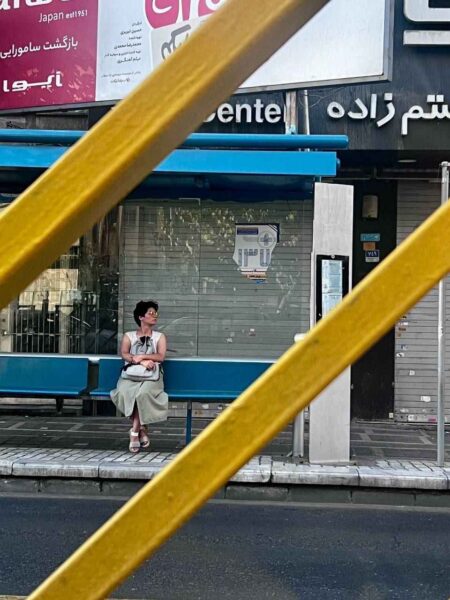 تصویر بانویی در تهران و در میانه‌ی جنگ، تصویری که به من می‌گفت زندگی همچنان جریان دارد.