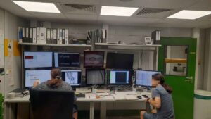 تصویر دو محقق در حال بررسی تصاویر میکروسکوپی