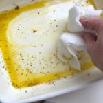 پاک کردن روغن از روی ظرف با دستمال