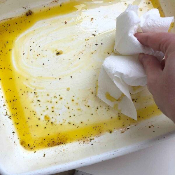 پاک کردن روغن از روی ظرف با دستمال